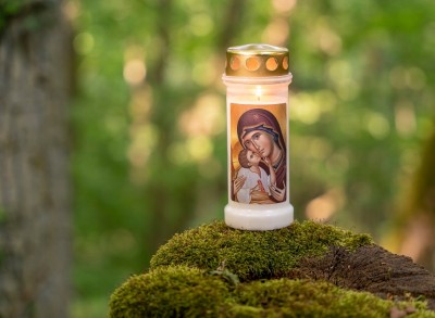 Bolsius Maria z Dzieciątkiem znicz z metalowym deklem 12 sztuk