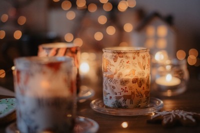 Bolsius Silent Night świąteczna świeca zapachowa w szkle 82/68 - Orzechy i Wanilia